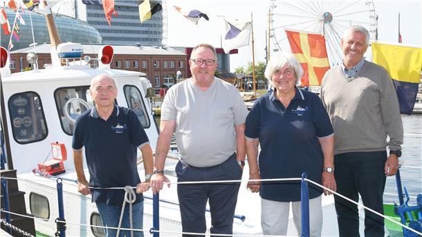 Akteure der Schiffahrts-Compagnie Bremerhaven auf der "Quarantäne" (v. l.): Reinhard Dins, Vizevorsitzender Heino Tietjen, Ingrid Grübner und Vorsitzender Rüdiger Pallentin.