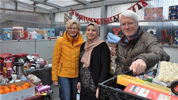 Aktion Umgekehrter Adventskalender. Kunden der Tafel konnten sich aus dem reichhaltigen Angebot an Spenden bedienen. Ausgegeben wurden die Spenden von Silvia Gorges, Amal Al Sahli und Joachim Gorges (von links). Der Umgekehrte Adventskalender ist eine Aktion der Wählerinitiative Nordenham.