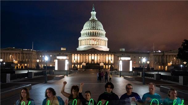 Ein Jahr nach Ende des Rechts auf Abtreibung in den USA Aktivisten begehen den ersten Jahrestag der Entscheidung des Obersten Gerichtshofs um das Recht auf Abtreibung in Washington DC.