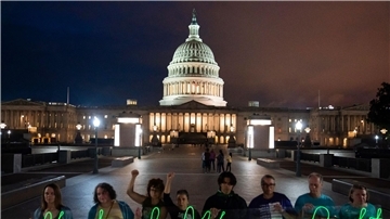Aktivisten begehen den ersten Jahrestag der Entscheidung des Obersten Gerichtshofs um das Recht auf Abtreibung in Washington DC.