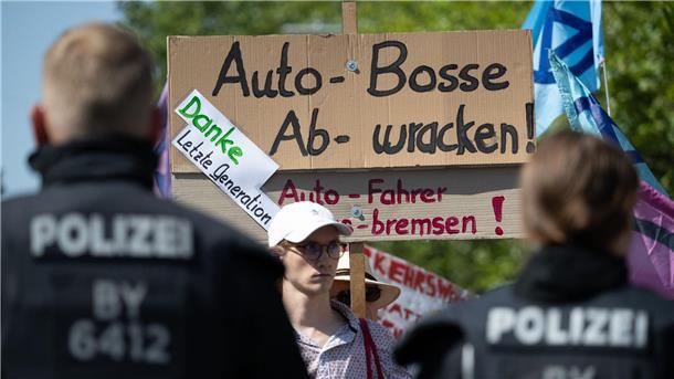Aktivisten bei der Abschlussdemonstration gegen die Automesse IAA 2023 in München.