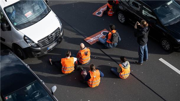 Aktivisten blockieren am Morgen die A100 in der Bundeshauptstadt.