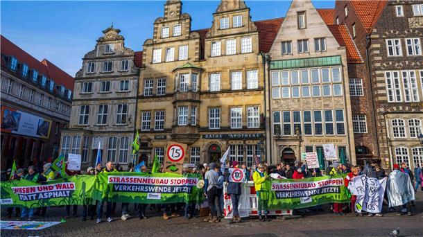 Klimaschützer demonstrieren bei Schaffermahlzeit Aktivisten demonstrieren gegen die Verkehrspolitik vor der Schaffermahlzeit im Bremer Rathaus.