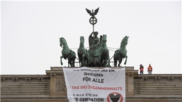 Aktivisten der Gruppe „Letzte Generation“ haben das Brandenburger Tor besetzt.