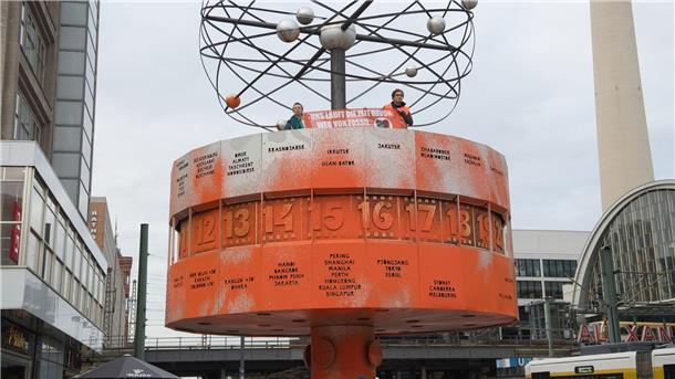 Weltzeituhr auf Berliner Alexanderplatz besprüht Aktivisten der Gruppe Letzte Generation haben die Weltzeituhr am Alexanderplatz orange eingefärbt.