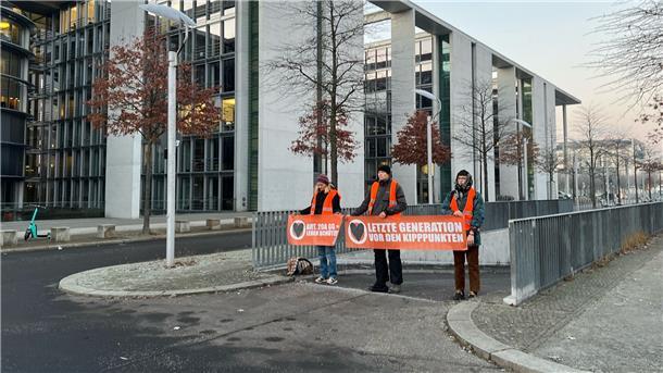 Blockade: Letzte Generation konfrontiert Abgeordnete Aktivisten der Klimaschutzgruppe „Letzte Generation“ blockieren am frühen Morgen eine Zufahrt zur Tiefgarage des Bundestages.