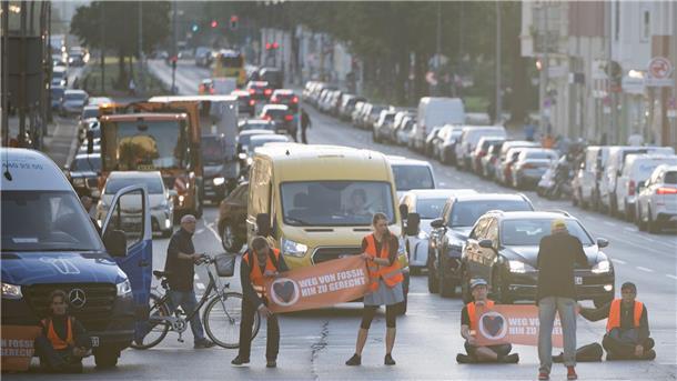 Aktivisten der Klimaschutzgruppe Letzte Generation blockieren den Spandauer Damm in Berlin.
