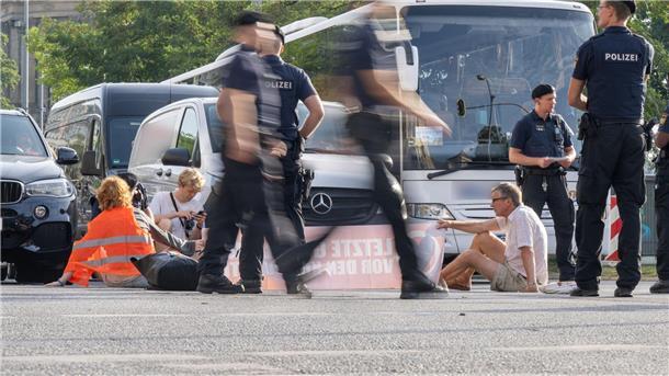 Aktivisten der Letzten Generation auf der Kreuzung am Stachus in München. Die Gruppe will mit den Aktionen vor und während der Auto- und Verkehrsmesse IAA München „wochenlang zur Protesthochburg“ machen.