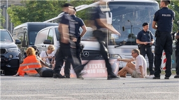 Aktivisten der Letzten Generation auf der Kreuzung am Stachus in München. Die Gruppe will mit den Aktionen vor und während der Auto- und Verkehrsmesse IAA München „wochenlang zur Protesthochburg“ machen.