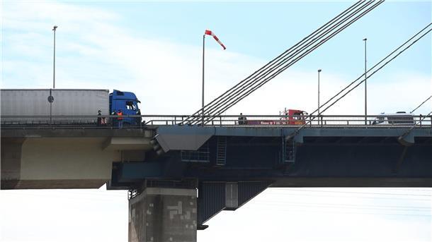 Klimaaktivisten blockieren Verkehr im Hamburger Hafen Aktivisten der Letzten Generation haben den Verkehr auf der Köhlbrandbrücke in Hamburg blockiert.