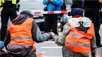 Aktivisten der „Letzten Generation“ haben sich am Stachus auf die Straße geklebt.