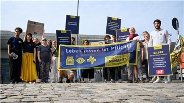 Aktivisten der zivilen Seenotrettungsorganisation SOS Humanity setzen sich für eine europäisch koordinierte Seenotrettung von Flüchtlingen aus dem Mittelmeer ein.