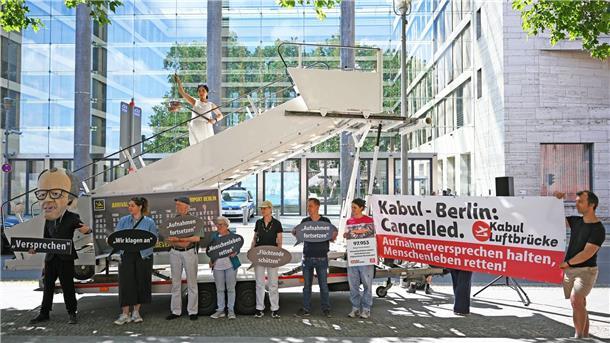 Visa für Afghanen - Gericht setzt Beschluss zunächst aus Aktivisten fordern von der Bundesregierung die Fortsetzung des Aufnahmeprogramms. (Archivfoto)