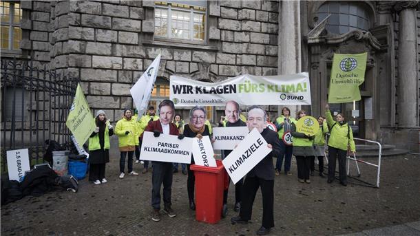 Aktivisten mit Masken von Wirtschaftsminister Habeck (l-r), Bauministerin Geywitz, Bundeskanzler Scholz und Verkehrsminister Wissing protestierten vor dem Oberverwaltungsgericht Berlin.