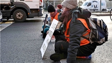Aktivisten protestieren auf der Prenzlauer Allee in Berlin.