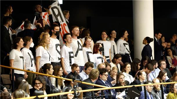 Dauerstreit Asyl: EU-Parlament stimmt für schärfere Regeln Aktivisten protestieren von der Besuchertribüne aus.
