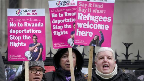 Aktivisten setzen sich gegen die Abschiebung nach Ruanda ein.