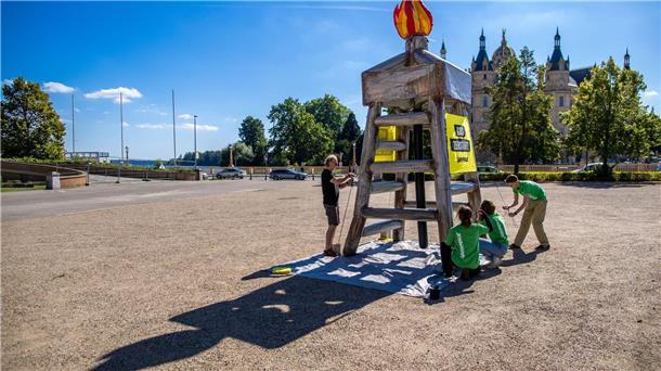 Greenpeace blockiert im Bodden Bau des LNG-Terminals Aktivisten von Greenpeace stellen in Schwerin einen symbolischen Bohrturm auf und protestieren damit gegen die Erweiterung der LNG-Terminals.