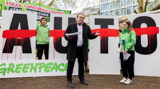 NRW will Zuschuss zum Deutschlandticket festschreiben Aktivisten von Greenpeace übergeben eine Petition an den NRW-Verkehrsminister Oliver Krischer (Bündnis 90/Die Grünen).