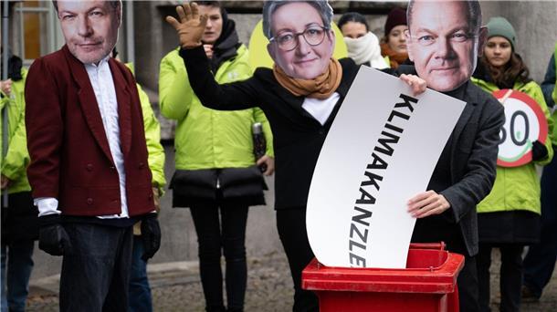 Gericht prüft Klima-Klagen gegen Bundesregierung Aktivisten vor dem Oberverwaltungsgericht Berlin. Dort wird über eine Klag der Deutschen Umwelthilfe (DUH) und des Bunds für Umwelt und Naturschutz Deutschland (BUND) gegen die Bundesregierung verhandelt.