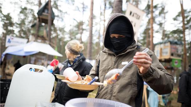 Aktivisten wollen die Rodung eines Waldstücks im Zuge einer geplanten Erweiterung des Tesla-Geländes verhindern.