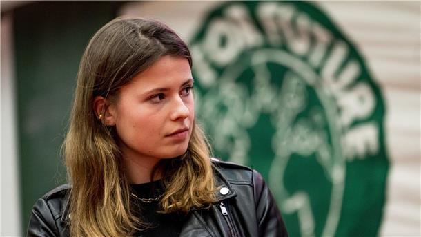 Luisa Neubauer vor Klimaentscheid: Es kommt auf alle an Aktivistin Luisa Neubauer bei einer Podiumsdiskussion von Fridays for Future in Berlin