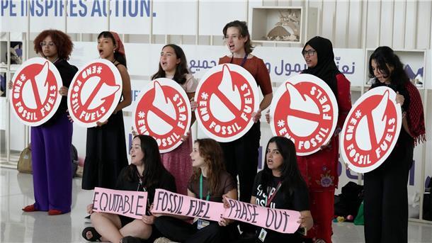 Baerbock mahnt Blockierer auf Klimagipfel Aktivistinnen fordern in Dubai den Ausstieg aus fossilen Brennstoffen.