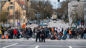 Aktivistinnen und Aktivisten der Letzten Generation blockieren eine Kreuzung in Regensburg.