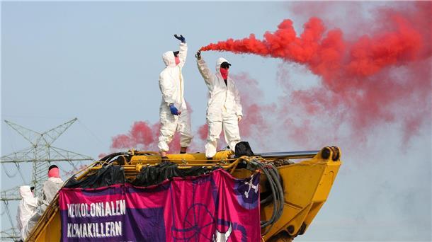Klimaschutzaktivisten blockieren Baustelle für LNG-Pipeline Aktivsten des Bündnisses Ende Gelände blockieren in Brunsbüttel eine Baustelle für eine LNG-Pipeline.