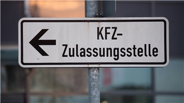 Aktuell folgen dem Schild zur Zulassungsstelle nur diejenigen, die vorab einen Termin online gebucht haben. Mehr Online-Funktionen bieten die Zulassungsstellen des Landkreises Cuxhaven derzeit nicht an.