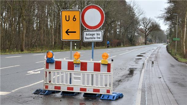 Eine Absperrung auf einer Straße. 