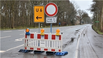 Eine Absperrung auf einer Straße. 