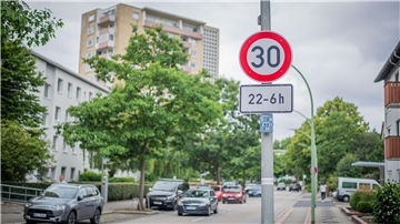 Aktuell steht ein Gebotsschild "Tempo 30 zwischen 22 bis 6 Uhr" in der Bremerhavener Deichstraße. Tempo 30 soll auch am Tag gelten. 