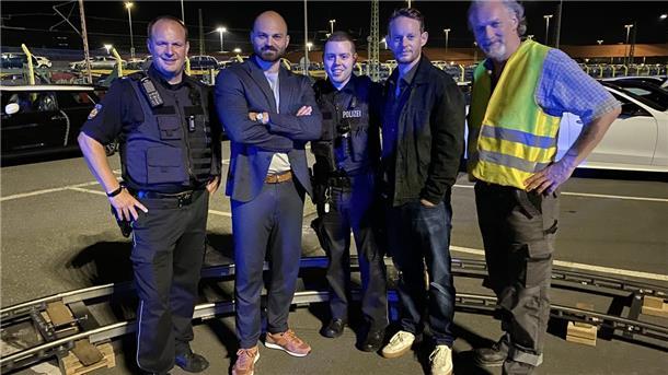 Ein Bremerhavener ist immer nah dran am Tatort Bremen Aktueller Dreh auf dem BLG-Gelände, René Maréchal (rechts) mit Schauspielern und anderen Komparsen.