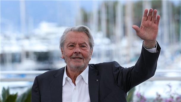 Alain Delon wehrt sich gegen seine angeblich beleidigende Haushälterin.