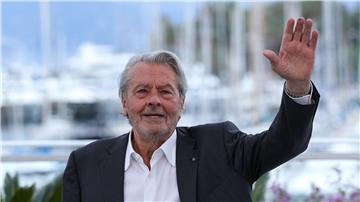 Alain Delon wehrt sich gegen seine angeblich beleidigende Haushälterin.