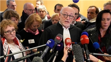 Alain Jakubowicz (M), ein Anwalt der Vereinigung „AF447 Help and Solidarity“, spricht nach dem Urteilsspruch vor dem Gerichtssaal in Paris zu Journalisten.