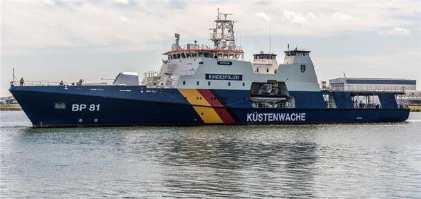 Das Foto zeigt das Einsatzschiff der Bundespolizei, BP 81 „Potsdam“, schwimmend im Wasser. Alarm in der Deutschen Bucht: Ein Satellitenbild löste den Einsatz der BP 81 „Potsdam“ aus: Das Bundespolizeischiff entdeckte einen Ölfilm auf der Nordsee. 