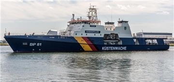 Das Foto zeigt das Einsatzschiff der Bundespolizei, BP 81 „Potsdam“, schwimmend im Wasser. Alarm in der Deutschen Bucht: Ein Satellitenbild löste den Einsatz der BP 81 „Potsdam“ aus: Das Bundespolizeischiff entdeckte einen Ölfilm auf der Nordsee. 