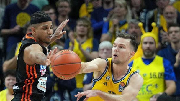Bayern-Basketballer unter Druck - Schwere Aufgabe für Alba Alba und Kapitän Martin Hermannsson sehen sich gegen Ulm als Außenseiter.