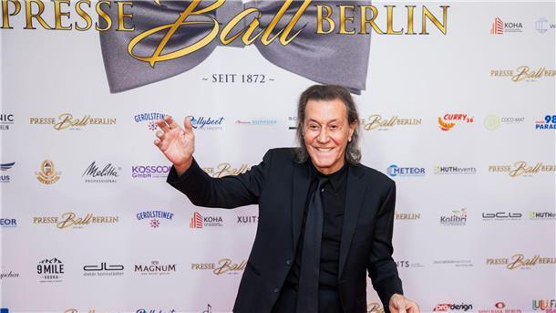 Albert Hammond, Musiker, kommt zum Berliner Presseball ins Hotel „Titanic Chaussee Berlin“. Der legendäre Songwriter hat erstmals seit 20 Jahren wieder ein Album mit neuen Songs veröffentlicht, die er selbst singt.