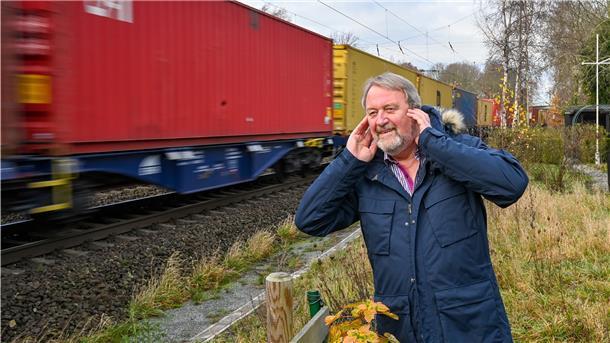Albert Marken hält sich die Ohren zu. Seit Jahren kämpft er hier für eine Lärmschutzwand an der Bahnstrecke.