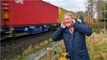 Albert Marken hält sich die Ohren zu. Seit Jahren kämpft er hier für eine Lärmschutzwand an der Bahnstrecke.
