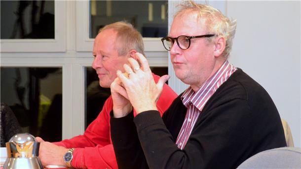 Zwei Männer sitzen an einem Tisch, Albert Mumme (rechts) und Hermann Noelcke