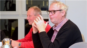 Zwei Männer sitzen an einem Tisch, Albert Mumme (rechts) und Hermann Noelcke