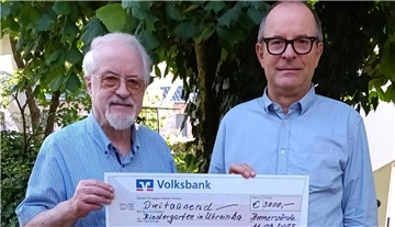 Albert Rathjen (links) übergibt einen symbolischen Scheck an Klaus Seeba.
