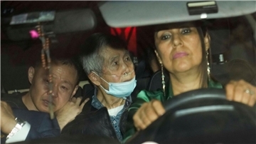 Alberto Fujimori (M) wird von seinen Kindern Kenji (l), und Keiko (nicht zu sehen) aus dem Gefängnis gefahren.