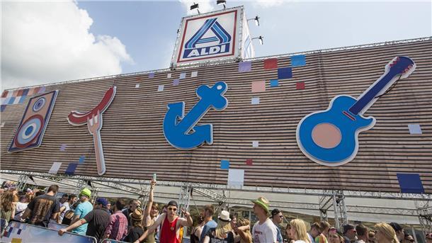 Aldi Nord verkauft auch in diesem Jahr auf über 2000 Quadratmetern ausgewählte Produkte an die Besucher des Deichbrand-Festivals. Vor Ort können diese aber nicht nur einkaufen, sondern auch feiern.