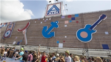 Aldi Nord verkauft auch in diesem Jahr auf über 2000 Quadratmetern ausgewählte Produkte an die Besucher des Deichbrand-Festivals. Vor Ort können diese aber nicht nur einkaufen, sondern auch feiern.