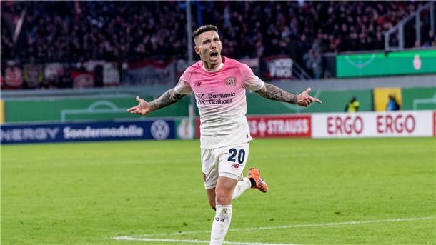 Alejandro Grimaldo gehört bei Bayer Leverkusen derzeit zu den Leistungsträgern. (Archivbild) 